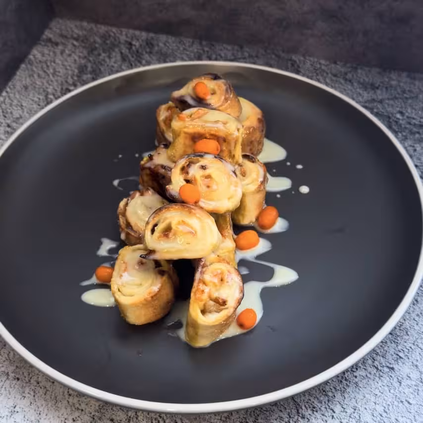 Фото Рулетики с облепихой под сливочно пломбирным соусом